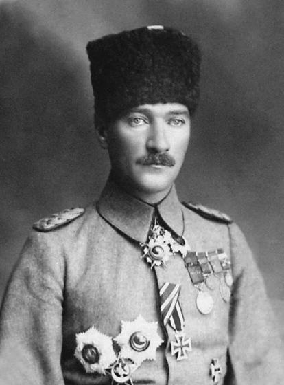 Mustafa Kemal Atatürk'ün üniformalı portresi