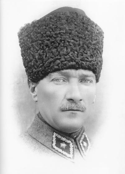 Kalpak giymiş Mustafa Kemal Atatürk portresi